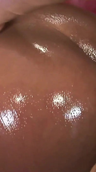 Sedutora negra MILF Mahogany Bliss com buceta morena raspada quer ser recheada por BBC em pêlo