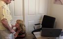 Erin Electra: Une belle-mère se fait baiser au bureau pendant qu&amp;#039;elle travaille