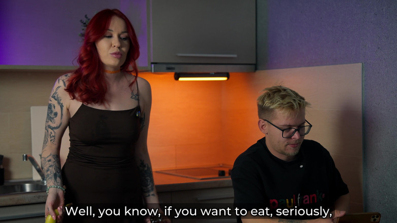 Toma Mur: Stiefmoeder laat banaan vallen, gaat op het gezicht van stiefzoan...