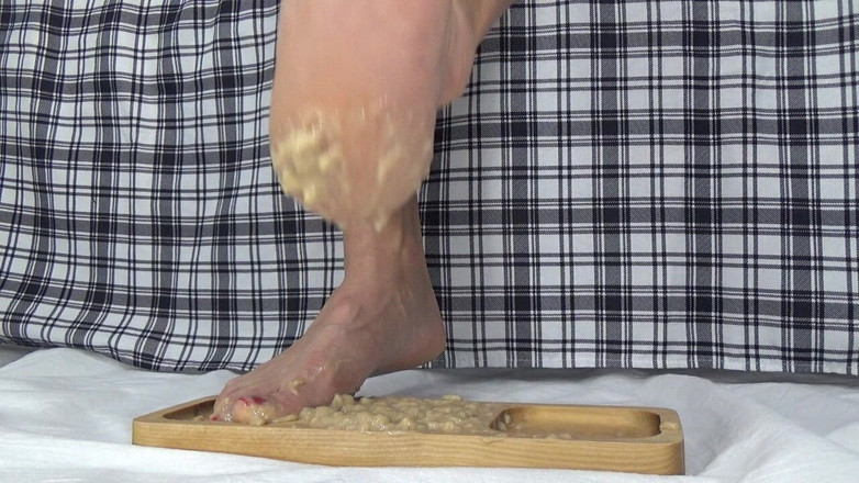 AnnaBUST: Picioarele mele frumoase se joacă cu budinca