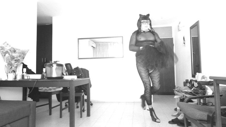 Voyager: Um gatinho brincalhão e uma prostituta depravada juntos.