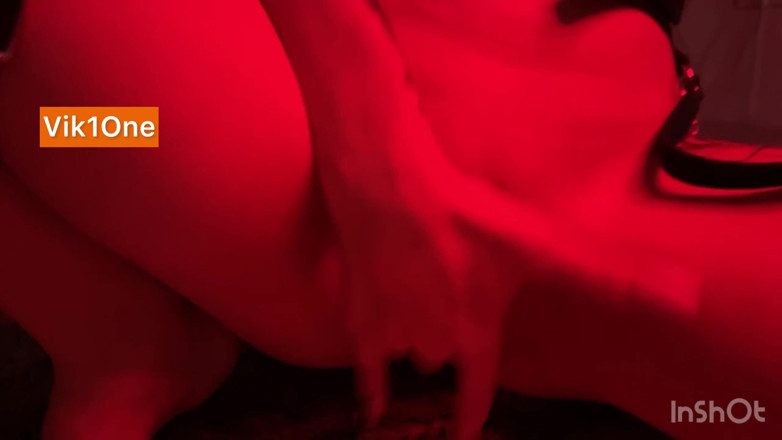 Vik1one: Kırmızı odada BDSM kızı