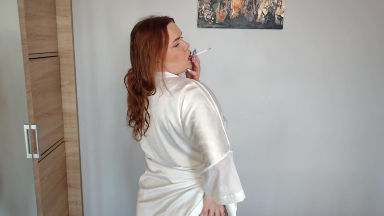 Bastet: Casting. La candidata segretaria tettona che fuma fa uno spogliarello...