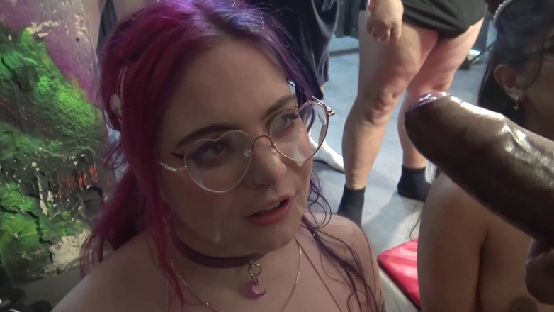 100% Amateur Gangbang and Bukkake from the UK!: Три приголомшливі кралі діляться членом у кімнаті