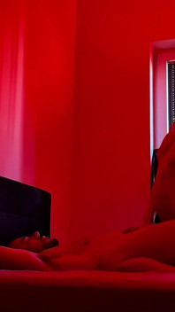 Divertimento in camera da letto. Sesso sensuale sotto luci rosse