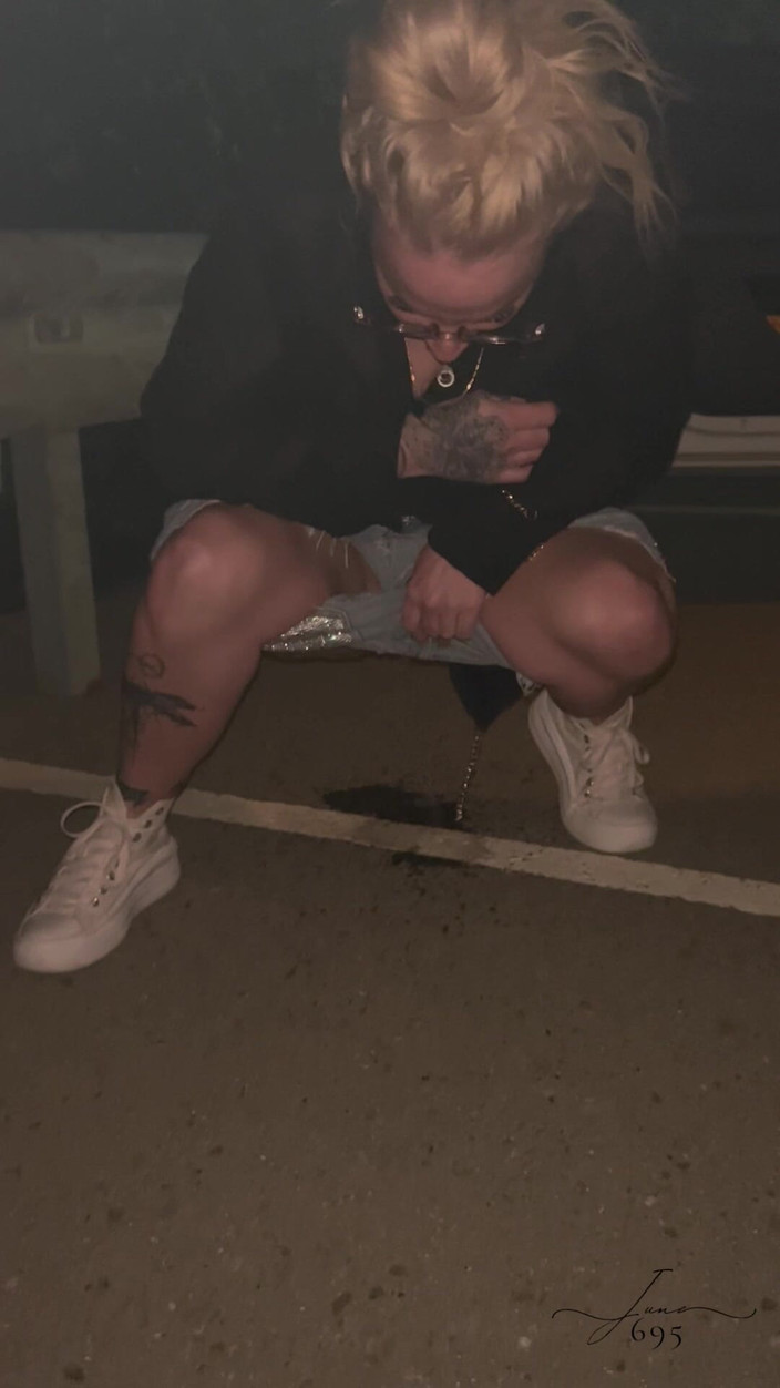 June695: 街上的金色淋浴