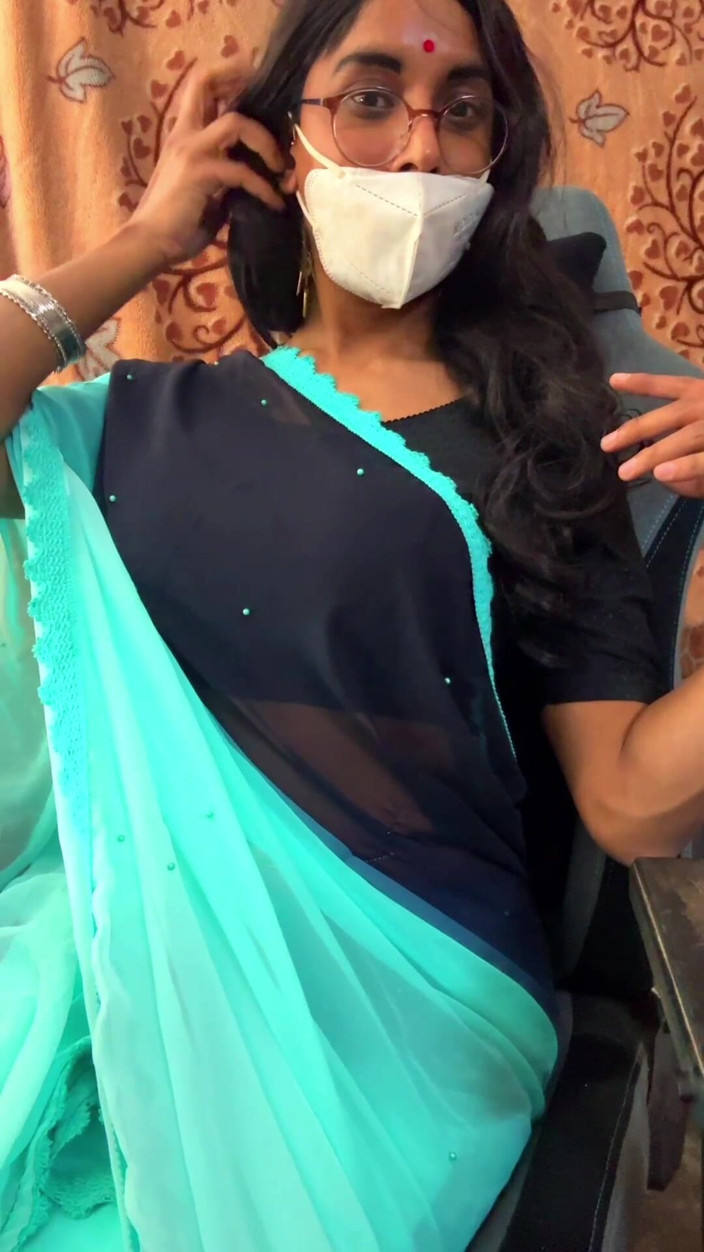 Anushka Crossy: Crossdresser in Saree Jerking off