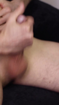 Hombre masturbándose con hablar sucio