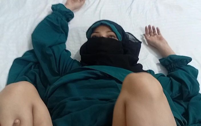 Dearshivani: Teman wanita berhijab dikongkek teman lelakinya di hotel