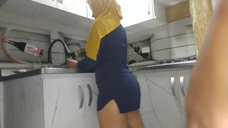 1lindapareja: สาวมุสลิมเลอะเทอะในครัวโดนเย็ด