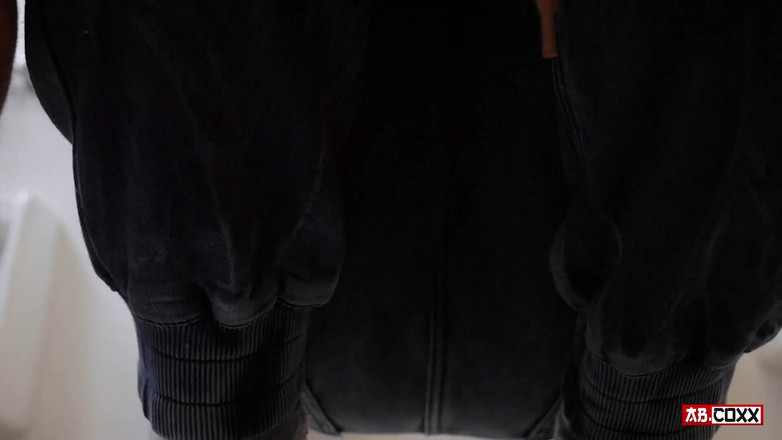 TattedBootyAb: Elle se fait prendre en train de se masturber à poil...