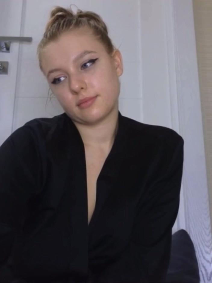 JuiceLussie: Poprvé anální prstění