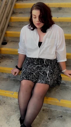 Travesti acariciando ao ar livre e no carro