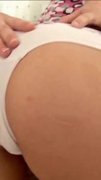 Vylíže jí zadek chtivá brunetka připravuje blondýnku na anální lesbické Shenanigans