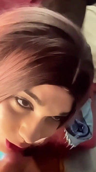 Trans girl garganta profunda molhada e recebe porra na boca
