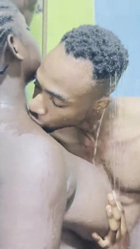 Blacks only pre shoot shower time transformou-se em fazer amor com esses ébano bi sexy e seu homem
