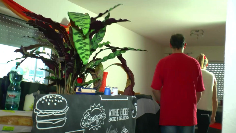 MUSCHI PORNOS: MILF matang lebih 50 menghisap zakar dan membentang luas