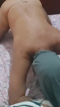 Ladysilva en bragas de tanga en la cama muy traviesa