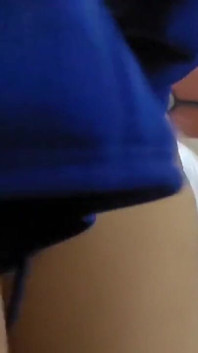 J’ai baissé le short de ma copine étudiante et je l’ai baisée jusqu’à ce que je lui donne un creampie