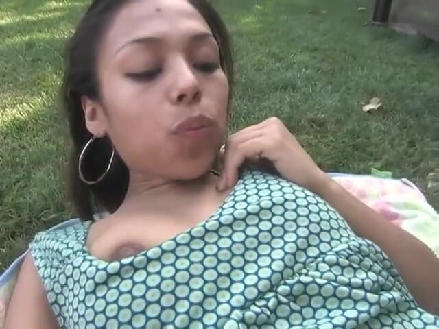 Homegrown Outdoor Sex: Ariel, brune timide, prend une éjaculation collante