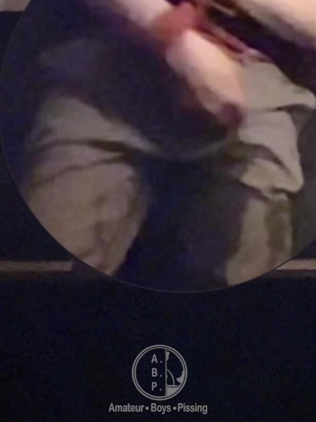 AmateurBoysPissing: 감히: 그의 플랫 메이트에 묶여,이 소년은 오줌을 필사적으로했음에도 불구하고 바지를 벗을 수 없었습니다.