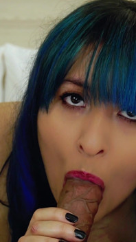 O mamă sexy cu părul colorat suge pula de la întâlnire