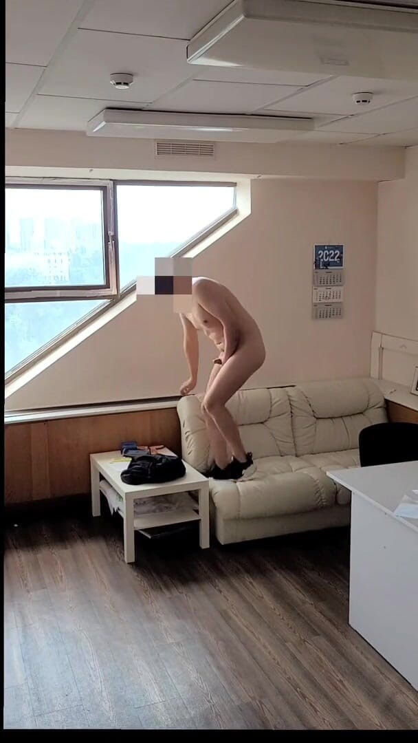 Wanker forever: Un mec se branle et jouit au bureau