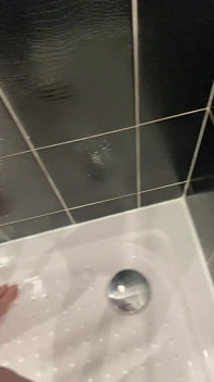 Kencing di kamar mandi