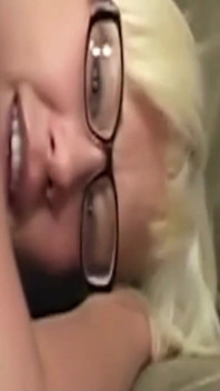 MILF blonde bertetek besar Carly dengan pepek berbulu dikongkek jiran