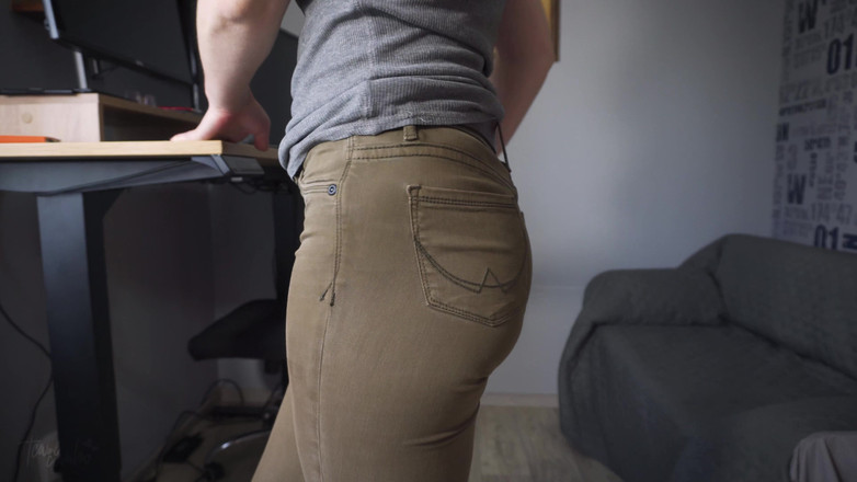 Teasecombo 4K: Hot Woman in Tight Jeans Walks Around and Teases Panty...