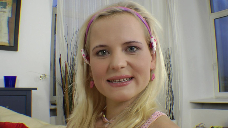 European fresh porn: Una tenera teen bionda si fa scopare il culo dal...