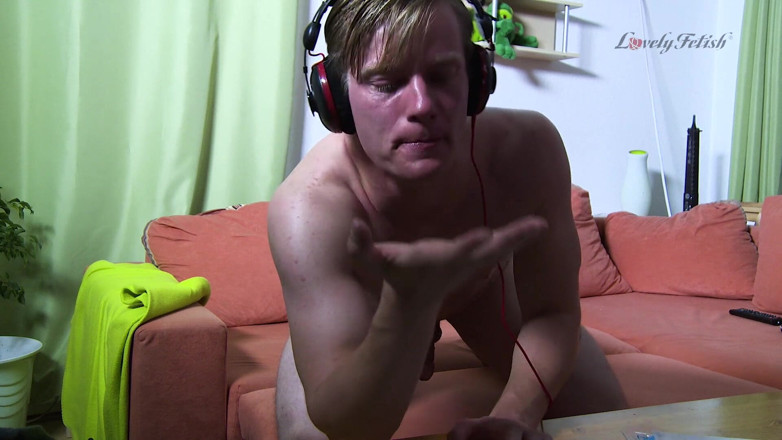 Lovely Male Fetish: Masturbare cu un film porno pleznit