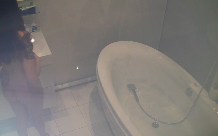 Dirty fantasy: Jonge brunette met tatoeages masturbeert met een dildo in de...