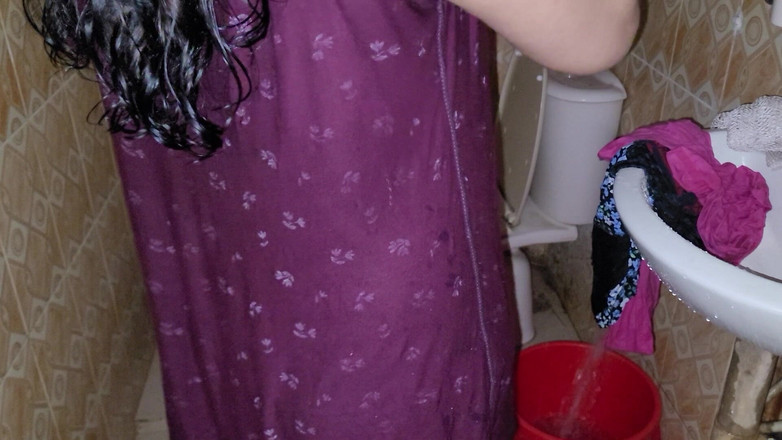 Tasnim Zara: Es macht so viel Spaß, ein Bad allein im Badezimmer...