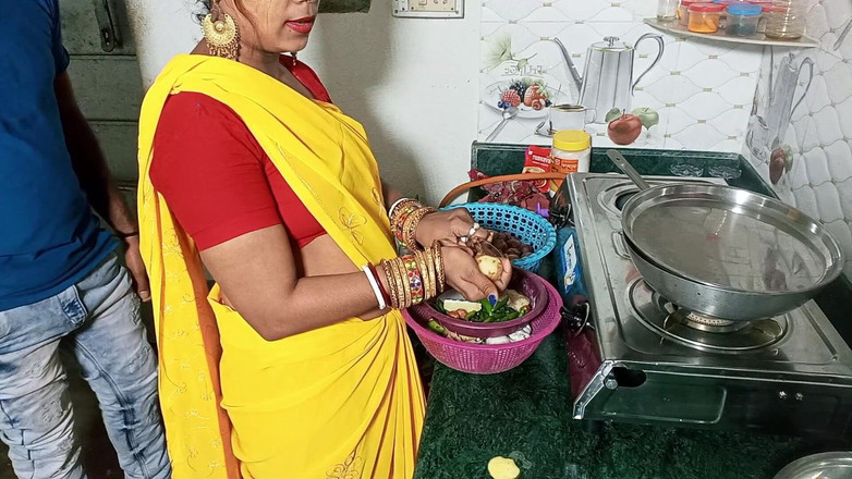 FireeCouple: Indian Desi nastolatka pokojówka ma ostry seks w kuchni - para...