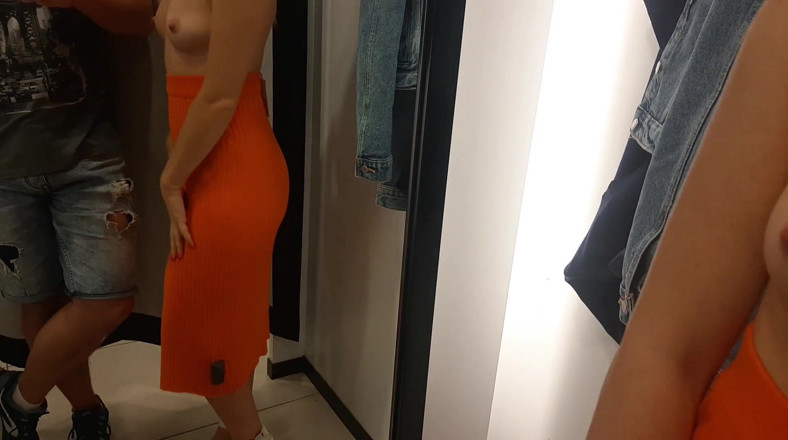 AnnaHomeMix: Una sexy sconosciuta mi ha chiesto di guardarla nel camerino.