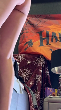 Roztomilá kráska skutečná studentka dostane všechny sperma na oblečení v CFNM režimu na Halloween