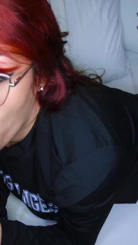 那个调皮的亲戚利用了他无辜的继女，操到自己射得美味为止