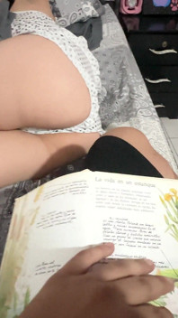 Po přečtení knihy své něžné nevlastní dceři jsem se vzrušil a nakonec ji šukal, dokud jsem jí nenaplnil kundičku mlékem.