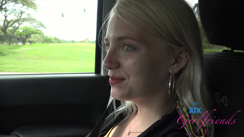 ATK Fans (Girlfriends): Kate fa pipì all'aperto per te