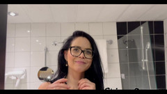 Shione Cooper: Když jsem v hotelovém pokoji, musím se sprchovat, připojil se...
