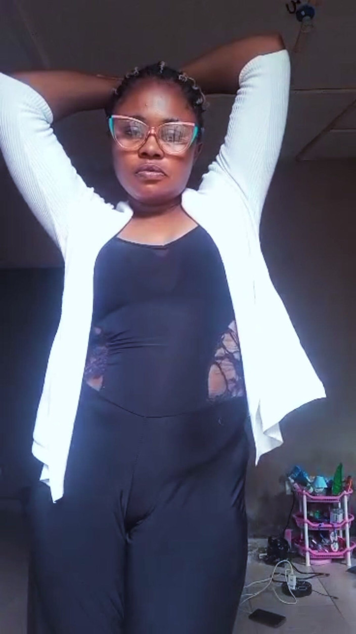 Lovelee: naijiriyaee larki laiv strim par skvaarting