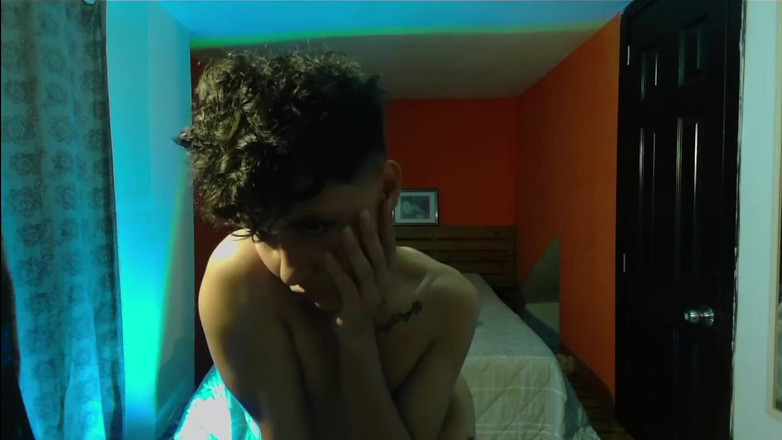 Artesensual: 第2部 フェムボーイが全裸になり、観客の前で踊る