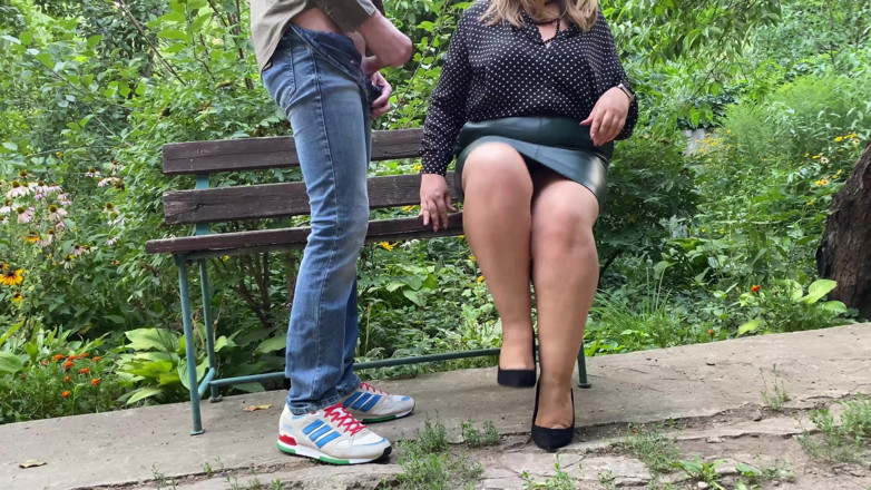OurFetishLife: Mamãe gostosa ordenha porra em suas roupas