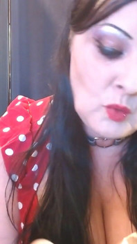 Rode matte lippenstift applicatie Pout pucker lip ruikend