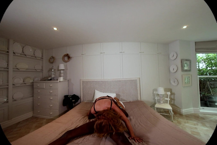 Playhard VR: Rödhårig MILF Andi James förför fotbollstränaren och dränerar sin BBC