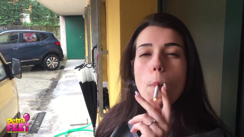 Smokin Fetish: Outdoors smoking from the stunning brunette