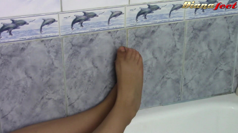 Foot Fetish HD: 섹시한 발을 문지르는 겸둥이 갈색 머리 diana