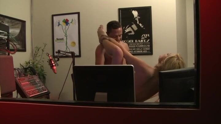 Darkko: Великолепная блондинка трахается с извращенной незнакомцем