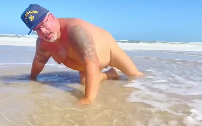 Hand free: Este velho veterano hetero na praia de nudismo Deixe-me filmá-lo!